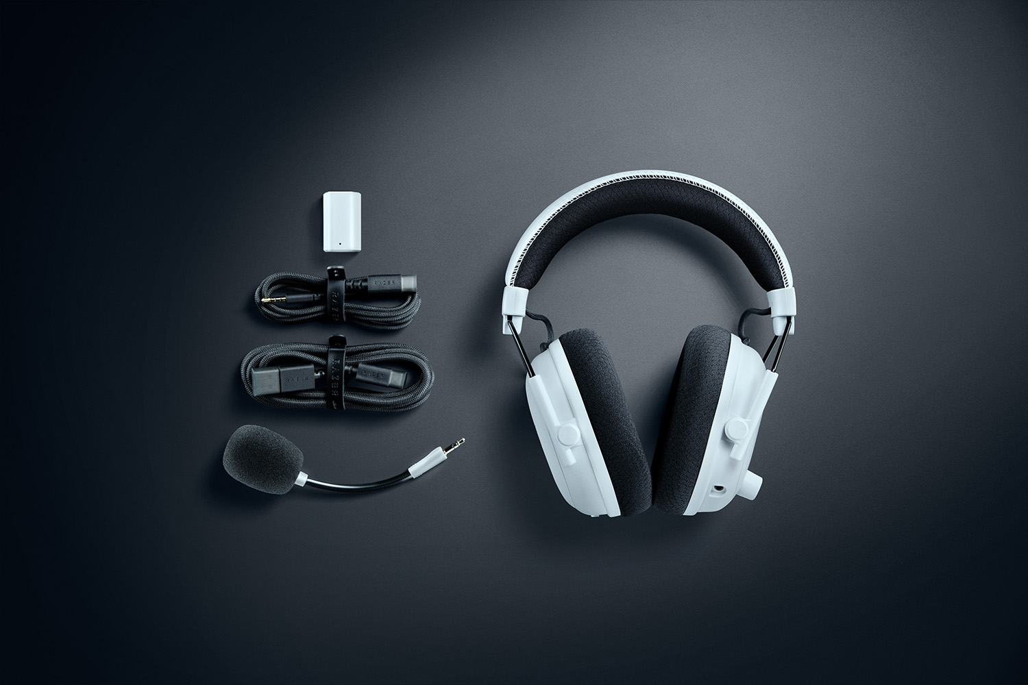 Razer blackshark v3 pro bele slušalke z mikrofonom na belem ozadju