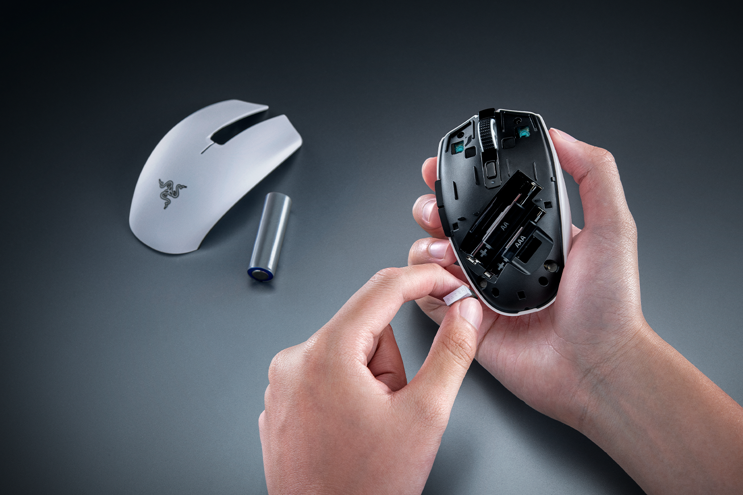 Razer orochi v2 2026 bela miška stranski pogled