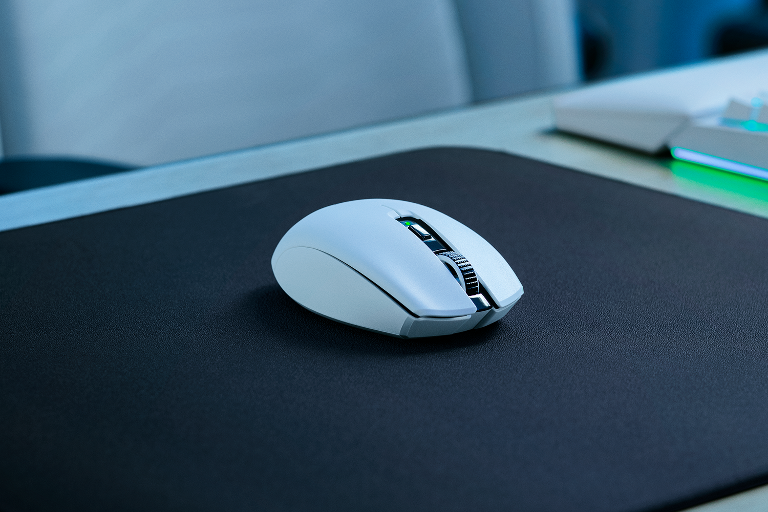 Razer orochi v2 2026 bela brezžična gaming miška sprednji pogled